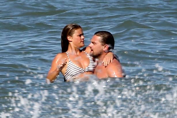 ŞOC în showbiz! Vedeta, prinsă în timp ce făcea SEX în apă! Paparazzi i-au surprins la mare! FOTO INCENDIAR