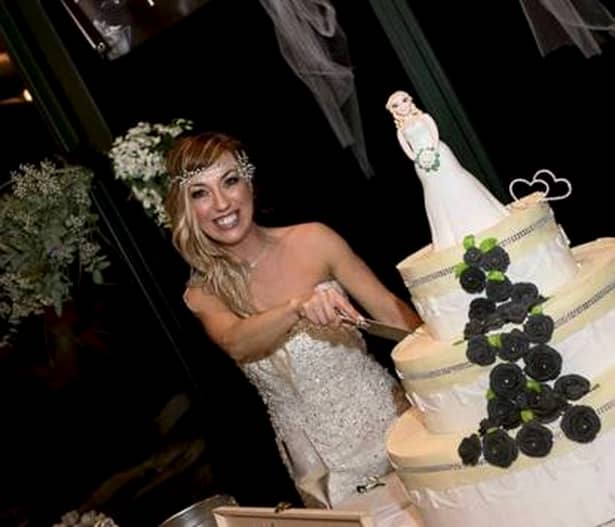 Sologamia câştigă teren! O italiancă s-a căsătorit cu ea însăşi! A avut tort, petrecere şi domnişoare de onoare GALERIE FOTO