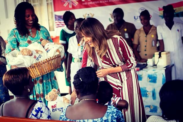Marți, Prima Doamnă a SUA și-a început turneul în Africa, iar Ghana a fost prima escală pe listă. Cum era de așteptat, vizita Melaniei Trump nu putea să treacă neobservată, iar unii critici chiar s-au inflamat. Soția președintelui Americii a purtat o rochie care a costat nu mai puțin de 2.300 de dolari, Celine. În picioare, a fost încălțată cu pereche de pantofi marca Manolo Blahnik.