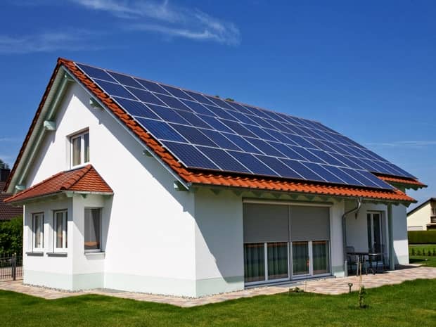 Ce sunt panourile fotovoltaice și cum se pot pune pe case! Românii pot beneficia de 20.000 de lei dacă trec la energia verde
