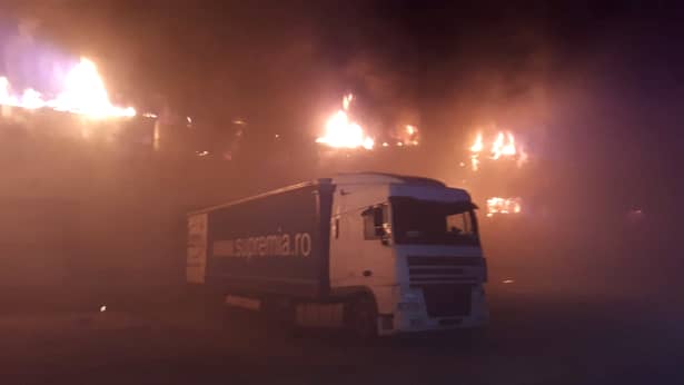 Incendiu sâmbătă dimineaţă la o fabrică din Alba Iulia. Video