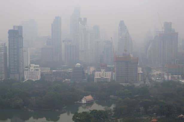 Orașul în care oamenii sunt făcuți să plângă cu sânge de aerul toxic! Fără precedent
