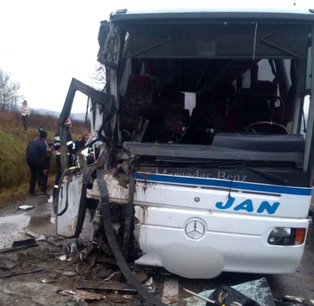 Accident grav în Maramureş! Autobuz plin cu oameni, făcut praf de un camion! Planul roşu de intervenţie a fost activat!