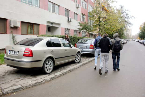 Cum au devenit trotuarele locuri de parcare! Poliția amenință cu amenzi serioase