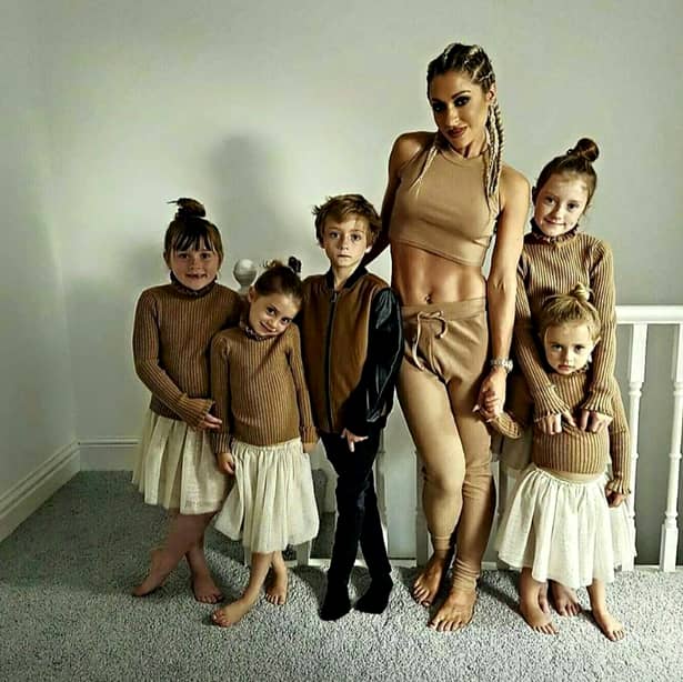Cea mai sexy mamă din lume! A născut 5 copii în 6 ani şi arată incredibil. Galerie FOTO
