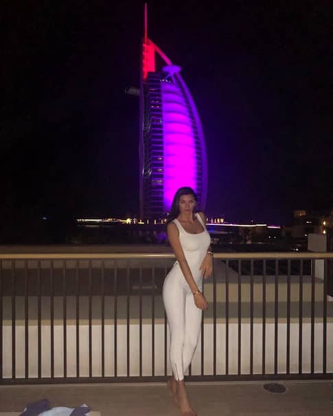 Ipostaze jenante cu Ramona Gabor, în Dubai! A fost fotografiată și filmată așa!