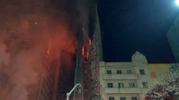 O clădire cu 26 de etaje s-a prăbușit în urma unui incendiu devastator! Video!