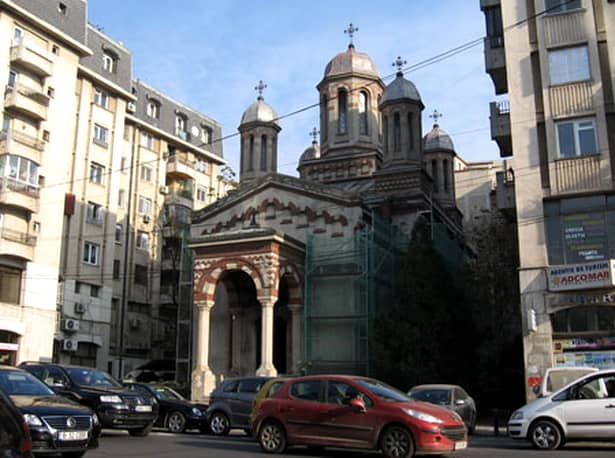 Biserica Sf. Ciprian din Bucureşti, prădată de hoţi. VIDEO cu momentul în care bărbatul ia cutia milei