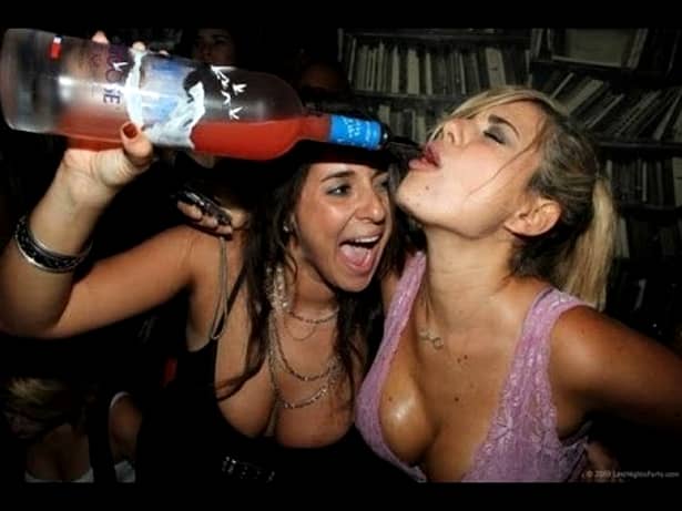 Acestea nu sunt fotografii pentru ruşinoşi! Fata din imagine arată TOT din cauza alcoolului! Dar stai să vezi că nu e singura! Cum fac tinerele la beţie!