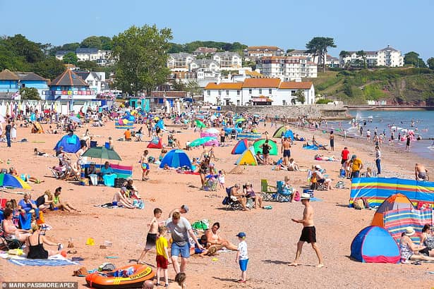 Canicula a pus stăpânire pe Marea Britanie, astfel că oamenii se relaxează la plajă. Sursa foto: dailymail.com