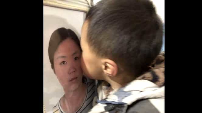 Un băiețel de doar trei anișori din China sărută poza mamei sale, fără să știe că aceasta a fost răpusă în timp ce încerca să salveze pacienți infectați cu coronavirus! Imaginile au emoționat întreaga lume