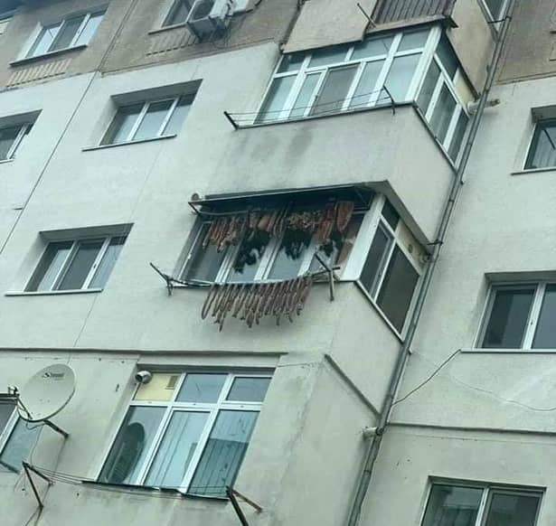 Balconul din Rovinari care a devenit viral pe net! Balcon