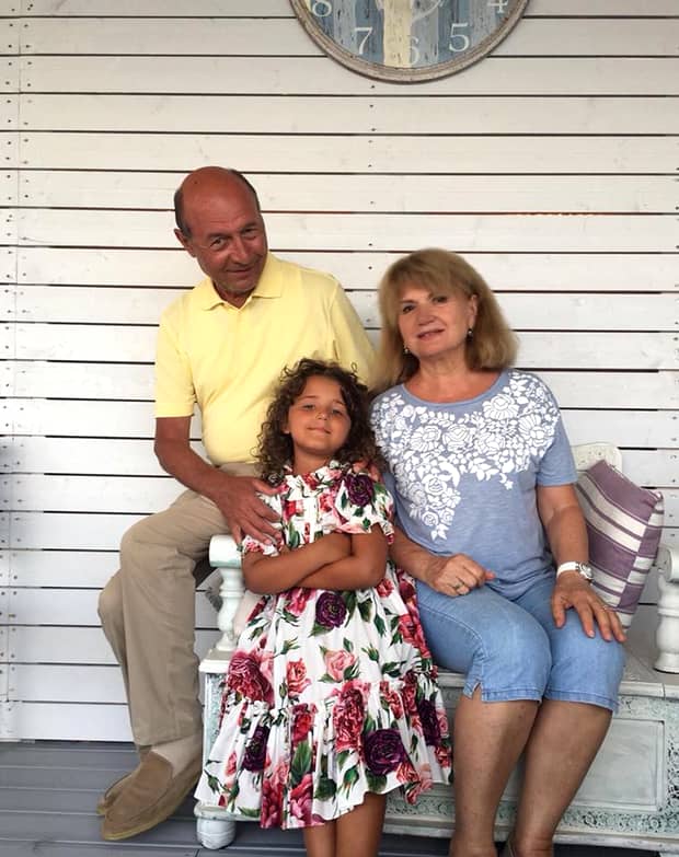 Fiica cea mică a Elenei Băsescu seamănă leit cu bunicul Traian