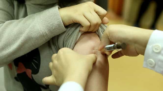 Sondaj: 80% dintre români sunt de părere că vaccinarea copiilor este necesară. Câți sunt de acord însă cu obligativitatea vaccinării
