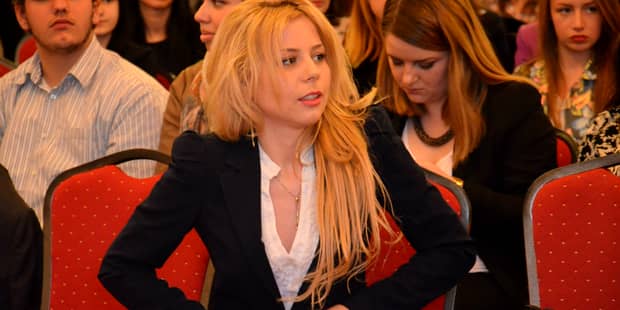 Cristina Andronic, cea mai „bombă” blondă din Guvernul României!