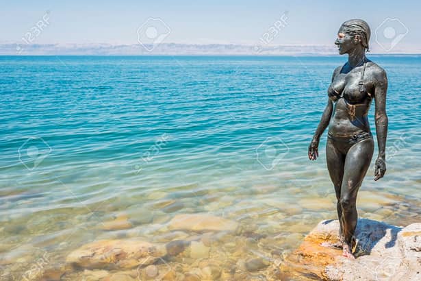 GALERIE FOTO. S-a terminat vara, dar fetele nu se satură de mare! La Techirghiol, la Marea Moartă şi pe alte plaje unde nămolul e la putere, tinerele dau năvală! Poze şi selfie-uri cu domnişoarele înnămolite! Oare ce o fi fost în capul lor?