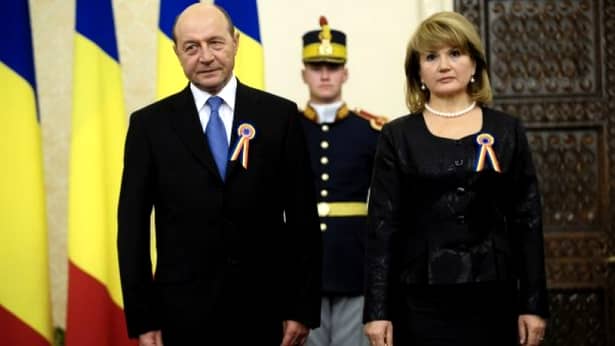 Maria Băsescu a fost una dintre invitații speciali la botezul din acest weekend! Însă, cum a apărut aceasta la marele eveniment al familiei Băsescu și de ce fosta primă Doamnă a fost cam scumpă la vedere? La botezul fiicei Elenei Băsescu, toți cei care au onorat invitația acesteia au fost numai unul și unul.