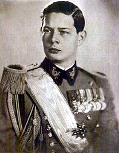 Fotografie cu Regele Mihai în tinereţe, îmbrăcat în echipament militar