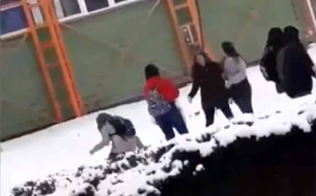 Bătaie ca-n „șapte păcate” între eleve! Șase tinere și-au împărțit pumni cu nemiluita chiar în fața sediului Poliției Locale