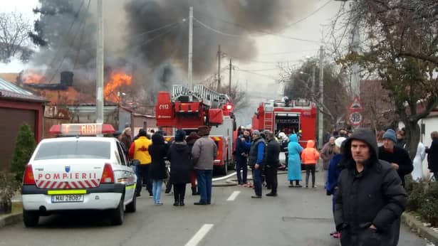 O casă a fost distrusă de flăcări în Bucureştii Noi