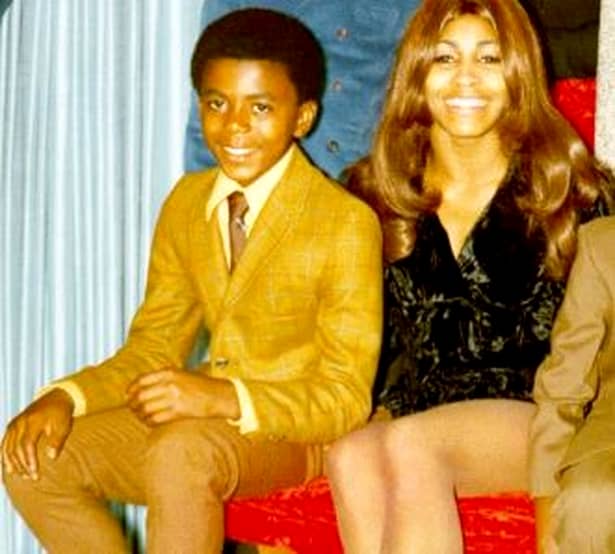 Tina Turner este în doliu! Fiul celebrei cântărețe s-a sinucis! Craig Raymond Turner, fiul în vârstă de 59 de ani al Tinei Turner, a murit marţi, după ce s-a împuşcat, potrivit The Hollywood Reporter.