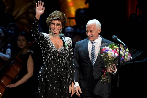 Sophia Loren, divină şi la 85 de ani. Ţinută wow la festivitatea în care a fost premiată pentru întreaga activitate. FOTO
