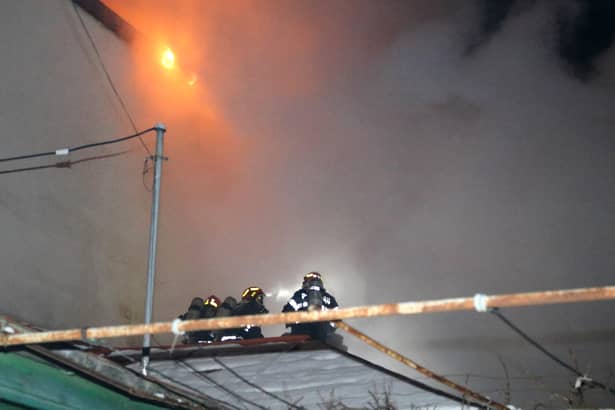 Incendiu devastator, în sectorul 4 din Capitală! Șase case au fost distruse. Imagini cumplite