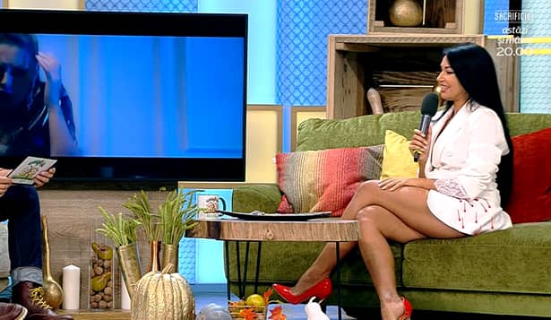 Elena Ionescu, poziție periculoasă pe canapeaua matinalilor de la Antena 1. Cântăreața a apărut cu o fustă scurtă și a arătat aproape tot – Foto