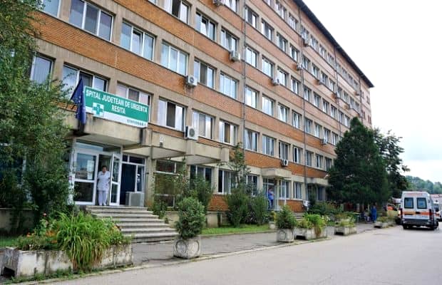 Scandal la spitalul din Reșița! Bărbat târât pe hol şi dat afară cu mătura. Conducerea a deschis o anchetă