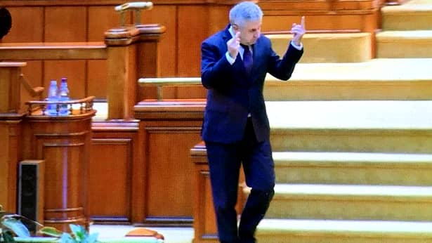 Gestul obscent făcut de Florin Iordache în Parlament, care a dus la vandalizarea casei sale.