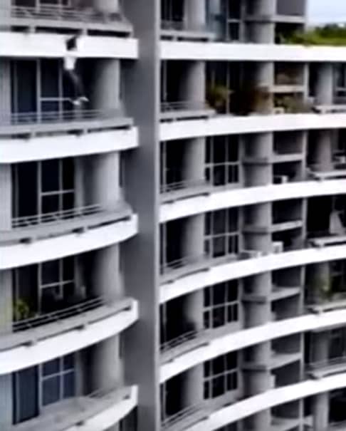 Un accident tragic s-a petrecut în apropierea orașului Panama. O femeie și-a pierdut viața în momentul în care a încercat s-și facă o poză cu priveliște din spate. Aceasta se afla la etajul 22 al unei clădiri situate în Bella Vista, în capitala orașului Panama.