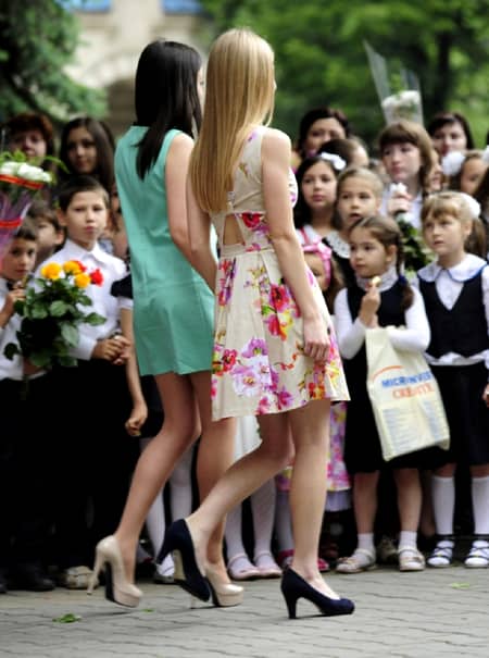 Cum au venit îmbrăcate elevele din Romîn noul an şcolar! Oare părinţii lor cum de le-au lăsat să iasa aşa din casă?!