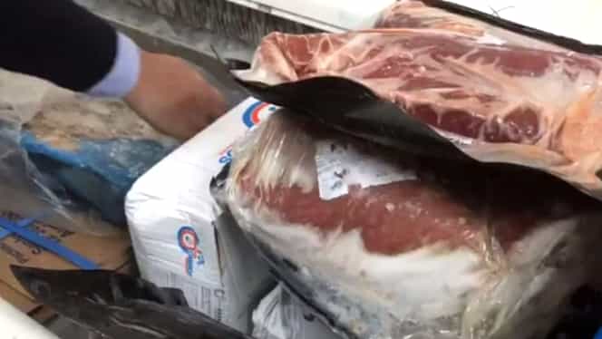 Carne expirată, ținută în mizerie și rugină într-o piață din Capitală. Ce măsuri au luat inspectorii ANPC