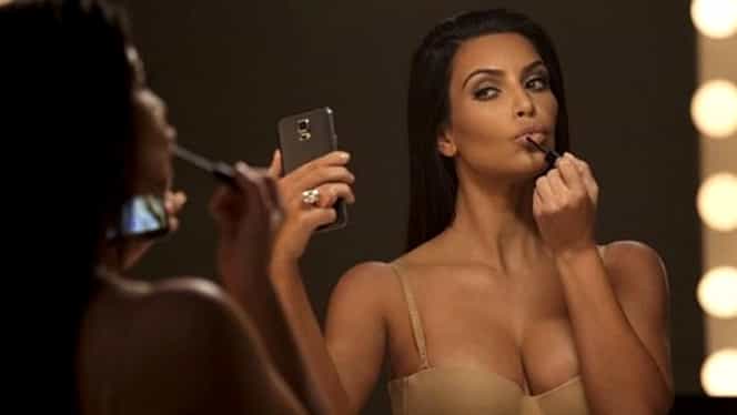 GALERIE FOTO. Kim Kardashian, goală puşcă în deşert