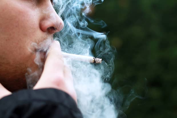 Lovitură în plin pentru fumători. Taxa pe tutun va crește din nou. În plus, vei putea cumpăra țigări doar dacă ai împlinit 21 de ani!