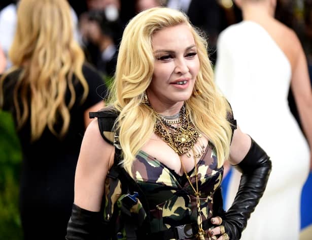 Madonna pozează în lenjerie transparentă la cei 60 de ani
