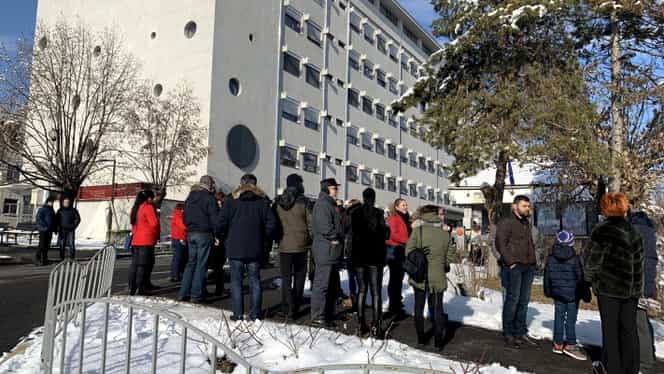 Proteste la Spitalul Județean din Râmnicu Vâlcea, după ce un copil a intrat în comă! Reacția Sorinei Pintea