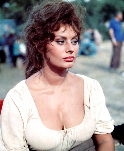 Sophia Loren susține că are un secret pentru silueta sa de invidiat, dar și pentru tenul strălucitor. Actrița italiană, recunoscută pentru frumusețea ei răpitoare, s-a îmbrăcat într-o rochie lungă, estrem de elegantă, care a reușit să îi pună trupul într-o ipostază de invidiat. Femeile mult mai tinere decât ea s-au mirat să o vadă pe una dintre cele mai frumoase reprezentante ale sexului slab într-o astfel de apariție.