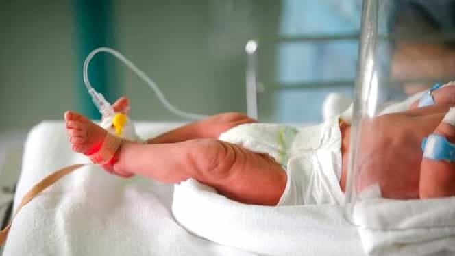 Un bebeluș a murit după ce părinții l-au operat acasă! Ce intervenție chirurgicală i-a adus sfârșitul
