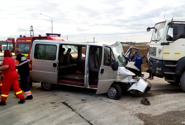Accident în lanţ, în Prahova! Trei maşini s-au ciocnit, iar un şofer a rămas încarcerat FOTO