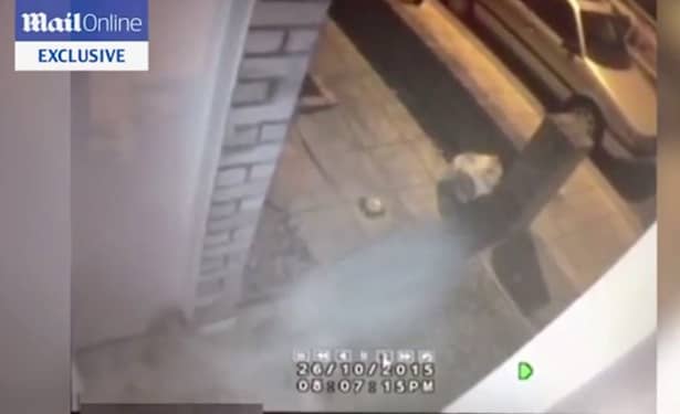 VIDEO. Momente de groază pentru o tînără! A fost atacată de un violator în faţa casei