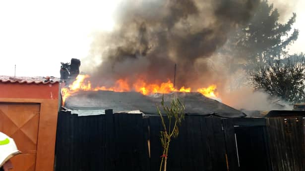 Incendiu violent în Bucureştii Noi! O casă a fost distrusă de flăcări. Foto şi video