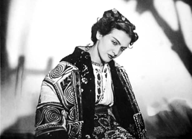 După ce a pus varianta originală, interpretată de Maria Tănase, a pus și varianta Andra, respectiv Delia. 
