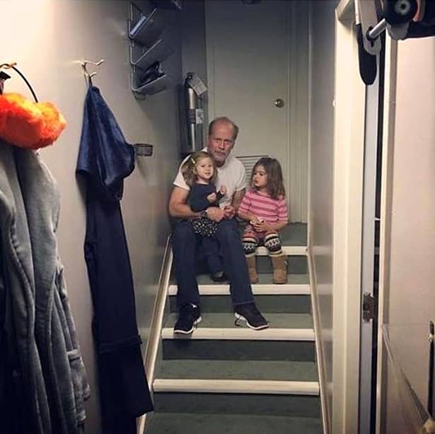 Bruce Willis se mîndreşte cu familia sa! Cît de bine arată soţia sa şi ce fetiţe simpatice are! GALERIE FOTO
