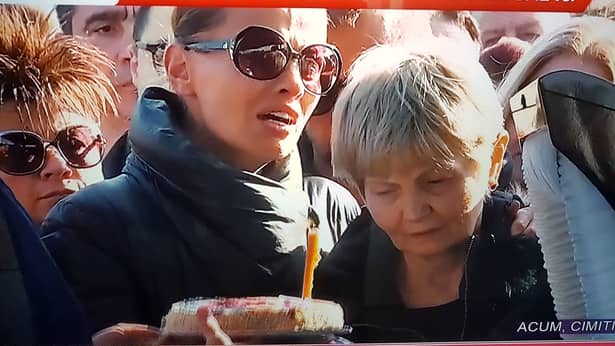Lorena Balaci, fiica lui Ilie Balaci, nu a mai putut să se abțină și a izbucnit în lacrimi la căpătâiul tatălui ei pe care l-a înmormântat astăzi, 23 octombrie.