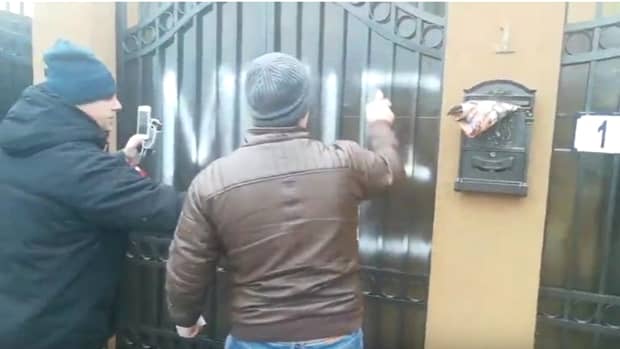 Mesaje obscene scrise pe poarta locuinţei lui Florin Iordache, după gestul său din Parlament. Foto