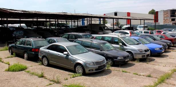 ANAF a scos la licitaţie maşini confiscate! Cât de ieftin se vând autoturisme precum Mercedes, Volkswagen și Skoda
