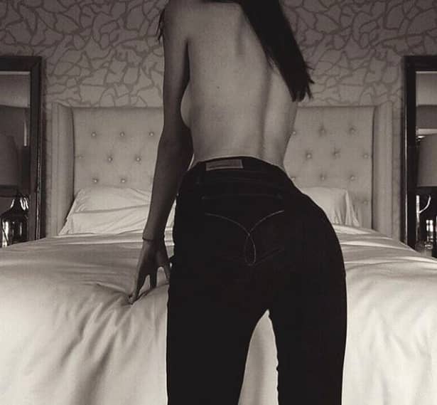 GALERIE FOTO. Kendall Jenner a pozat complet nud