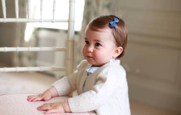 Mai emoționant este faptul că, pe lângă asemănarea fizică, micuța prințesă a primit și numele bunicii sale: Charlotte Elizabeth Diana. Astfel, Ducii de Cambridge au cinstit memoria Prințesei Inimilor, care a decedat într-un accident de mașină, în urmă cu 11 ani.