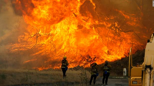 10 oameni au murit şi alţi 100 au fost răniţi în incendiul de vegetaţie din California! GALERIE FOTO